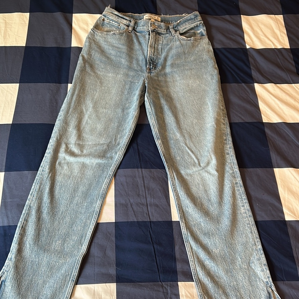 Abercrombie and Fitch curve love size 28 or 6. 90s straight high rise vented hem